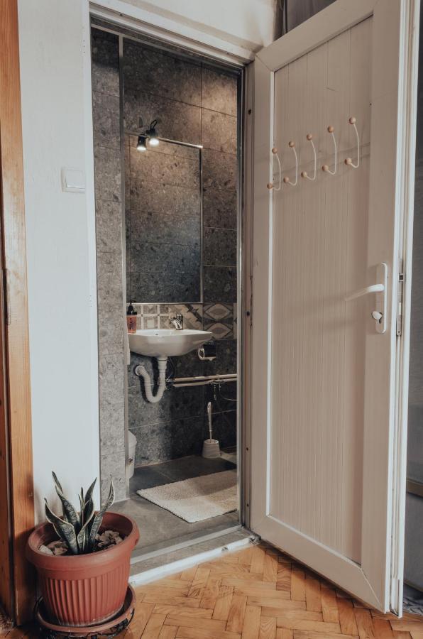 Oda Hostel Приштина Экстерьер фото